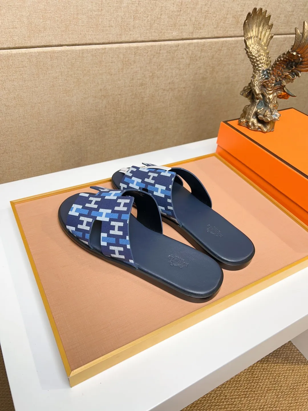 Men's clothing and shoes 💰280 💅💅💅 new arrival. Hermes Hermes official website latest counter synchronized new oran color leather H slippers, the original Paris version flew back to the original model and opened the mold to make it perfectly🍌The highest quality Sincerity, you can enter and leave the counter at will [Deyi] The upper is made of original customized  colored palm prints, crocodile print, ostrich print, colored cow leather, colored cow suede, 🤔 horse hair, 🥳 colored diamonds, 🥰 3D printing, and other genuine leather slippers, imported cow pattern foot pad lining, Italian  latest original genuine leather combination outsole Code number: 38-48 (customized at 46.47.48) Can be made into picture combination sole with genuine leather pattern and ordinary molded outsole